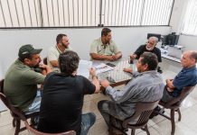 PRESIDENTE E VEREADORES DISCUTEM REQUERIMENTO